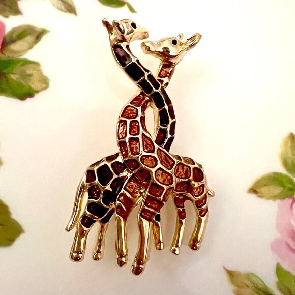🧷Vintage Giraffes Brooch / Pin - Brown and Tan Enamel on Gold-Tone Metal - Picture 1 of 5